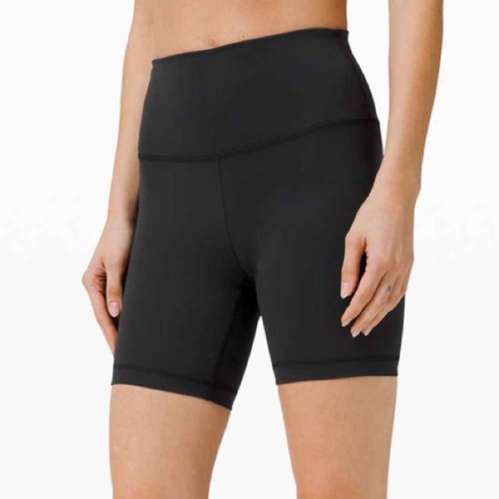 Lululemon Wunder Train High-Rise Short 6"
Black Size 6